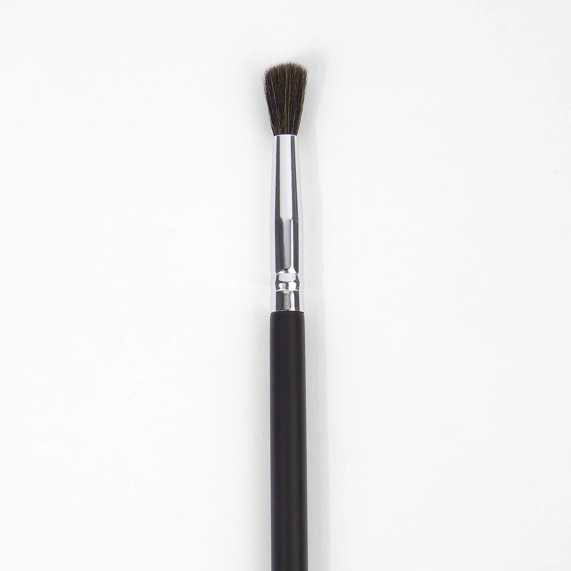 M504 - Large Pointed Blender Eyeshadow Brush